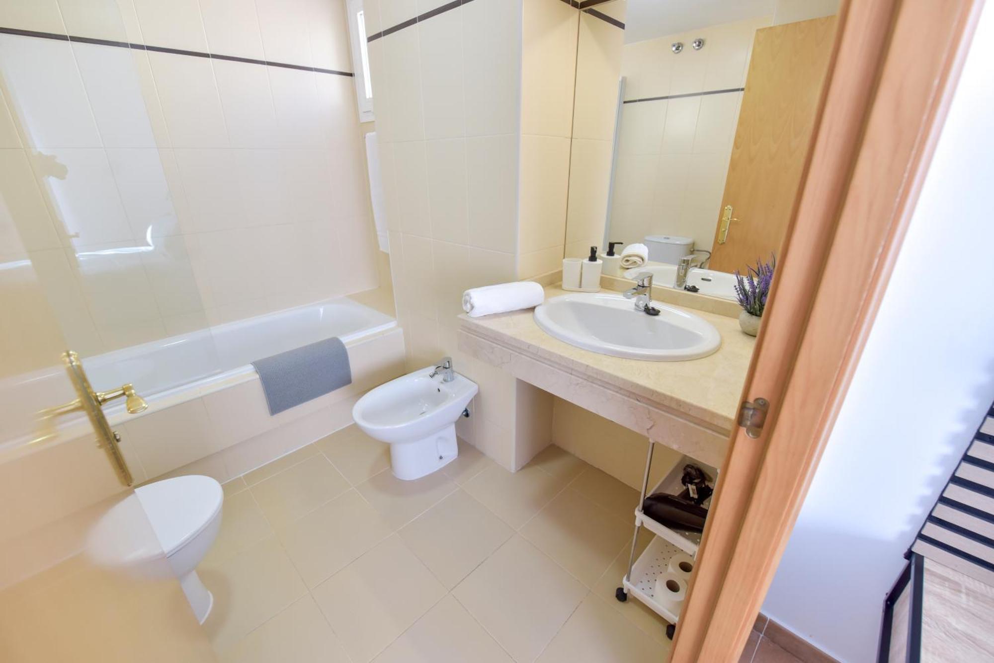 New Premium - Free Parking & Pools Apartment *