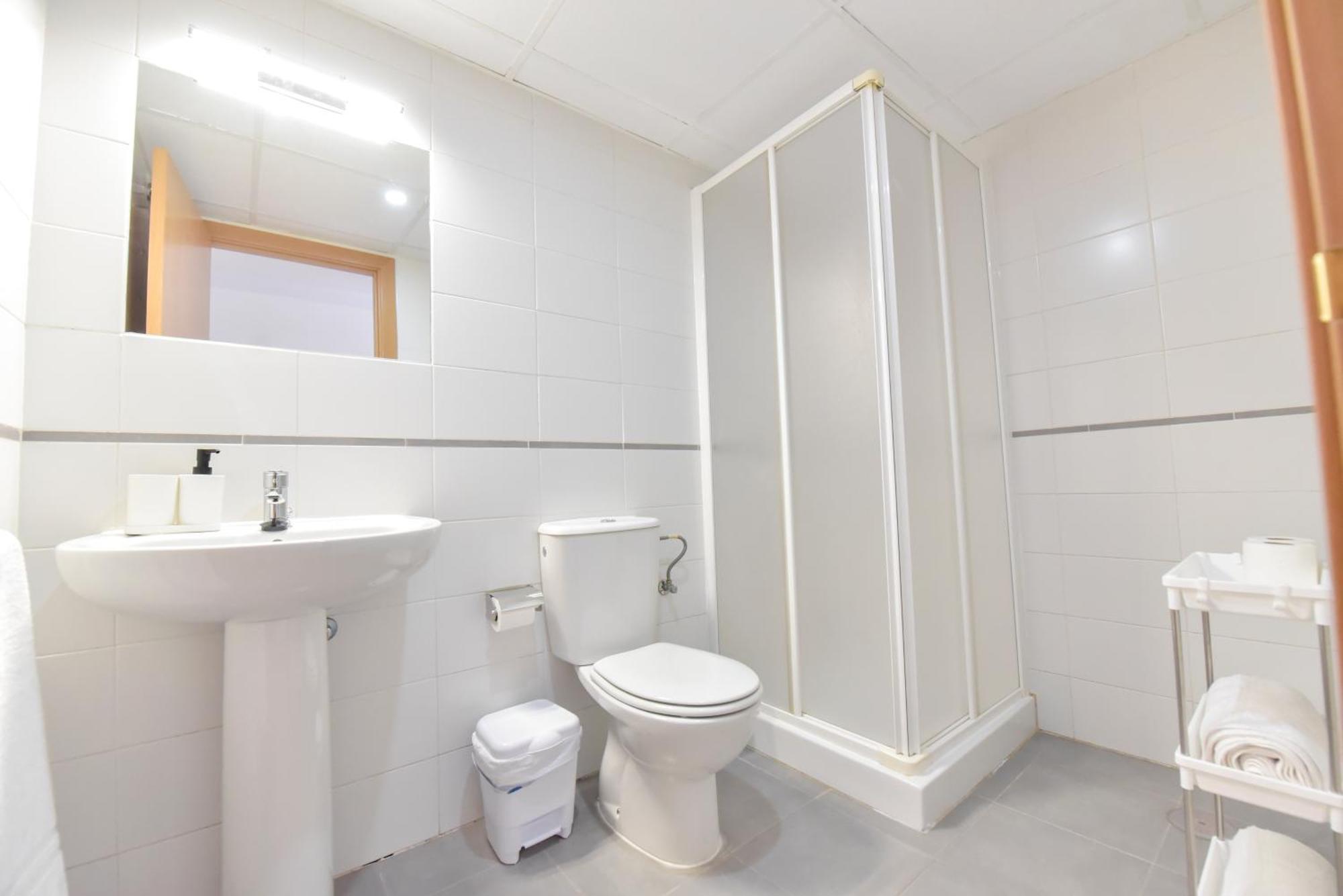 New Premium - Free Parking & Pools Apartment