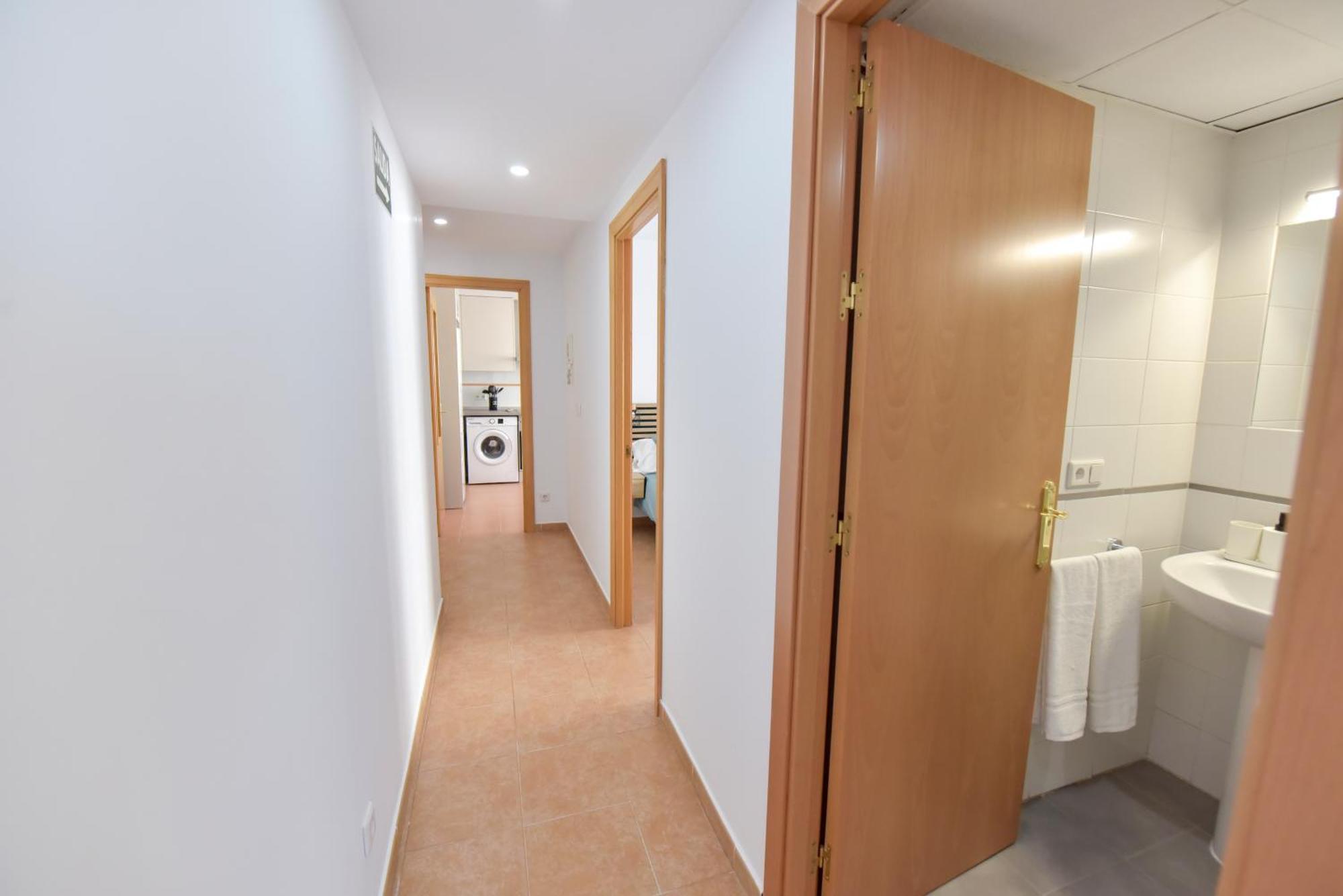 New Premium - Free Parking & Pools Apartment